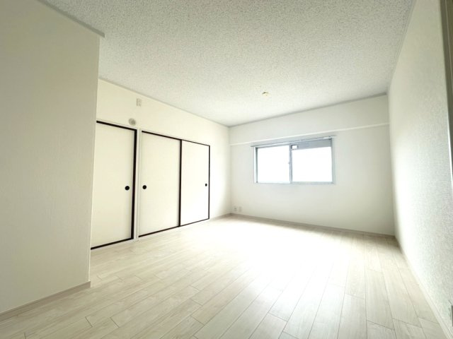 杉谷パークマンションの居間・リビング|約10.5帖のLDKです。窓から9階からの眺望をお楽しみいただきます。