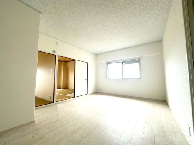 杉谷パークマンションの居間・リビング|LDK から和室2部屋につながるため家族が集まりやすい間取りです。