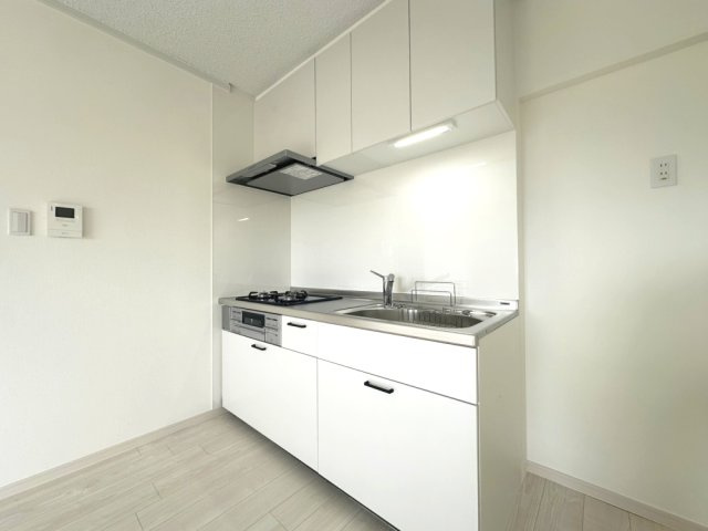 杉谷パークマンションのキッチン|白を基調とした清潔感のある新しいキッチンです。シンク右側に冷蔵庫を設置していただけます。