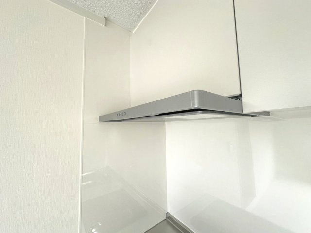 杉谷パークマンションのキッチン|スリム型のレンジフードです。凹凸が少なく油汚れもふき取りやすいです。