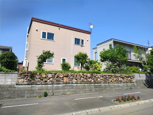【外観】 | 厚別南5丁目 | ●敷地は南西側公道・北東側公道に両面道路、南西側(リビング側)は道路幅員14ｍと向かいとの離れが取れており日当たり良好＆開放感有り！