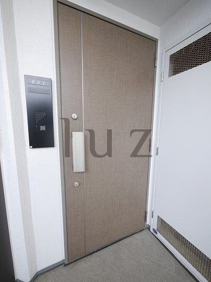 ライジングプレイス桜木町三番館の玄関