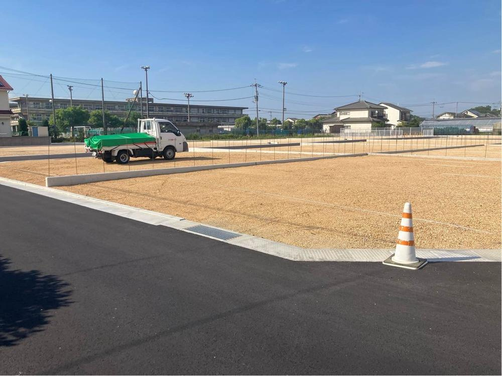 丸亀市郡家町の新築一戸建の前面道路含む現地写真