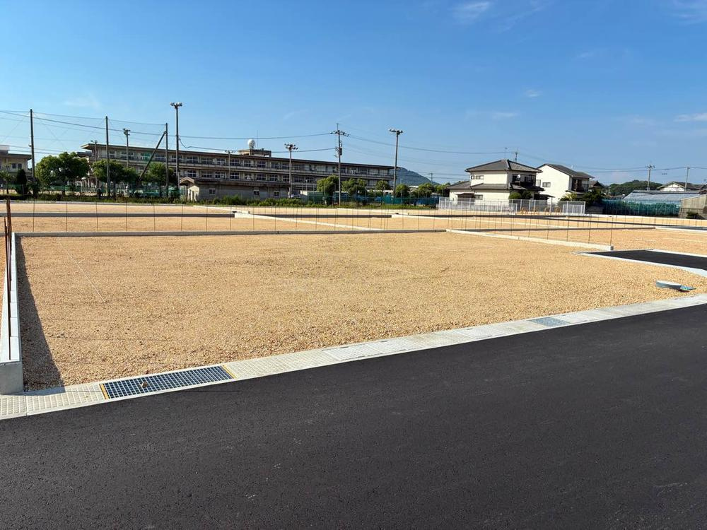 丸亀市郡家町の新築一戸建の前面道路含む現地写真