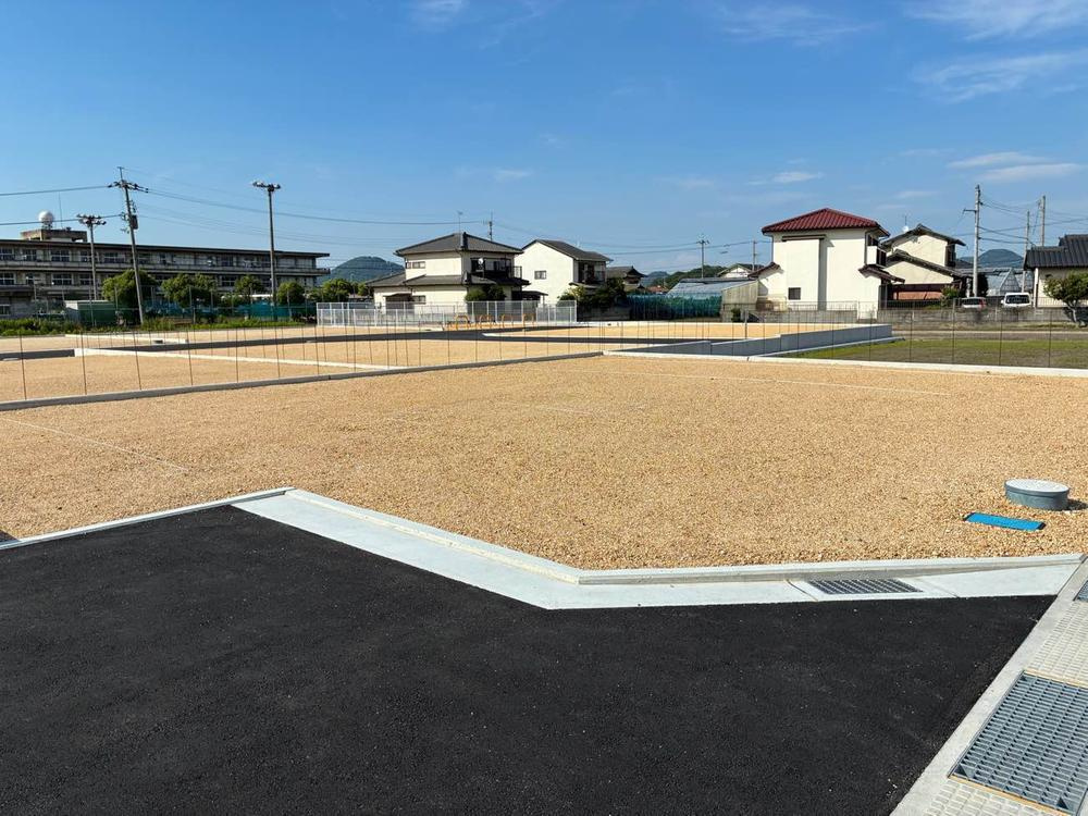 丸亀市郡家町の新築一戸建の前面道路含む現地写真