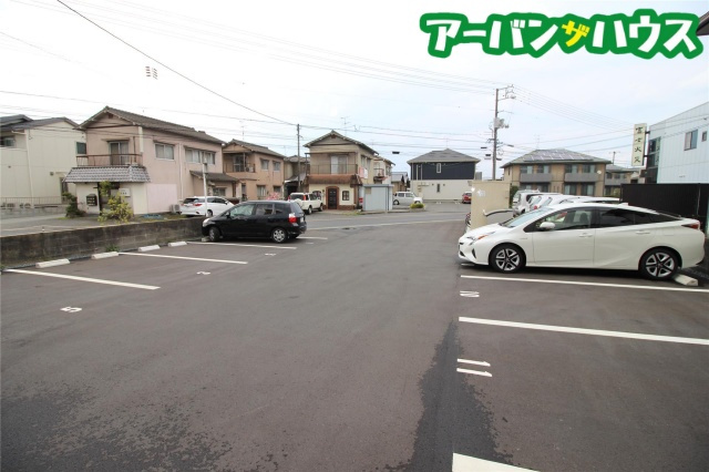 Louvre西中新田の駐車場
