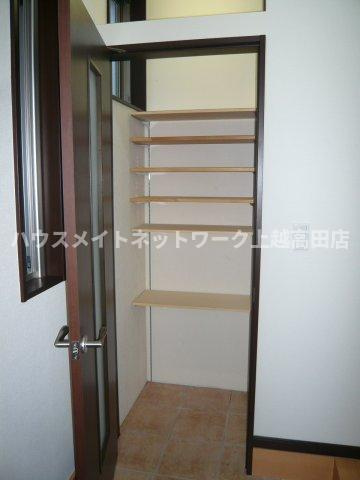 新町タウンハウスの設備|玄関収納