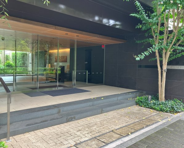 プラウド小金井桜町のエントランス