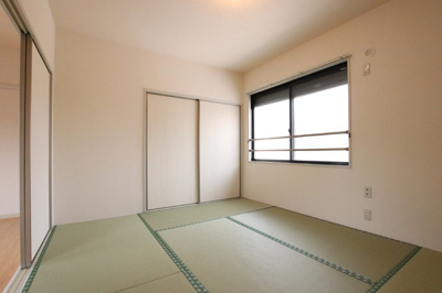 あるとホッとしますね。6帖和室です。
