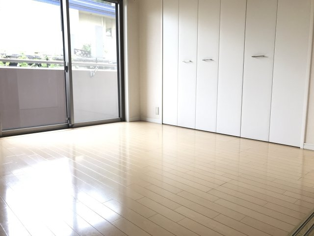 イーリスコート桜上水の洋室