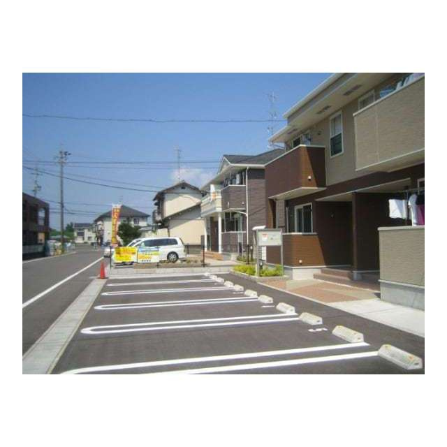 瑞穂市牛牧のアパートの駐車場