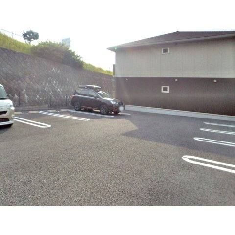 ヒルズ・若松町Ⅲの駐車場