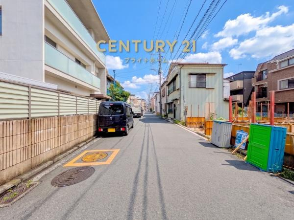 横浜市鶴見区本町通３丁目の新築一戸建の前面道路含む現地写真|陽当りの良さ、住環境を現地にてご確認下さい！
周辺環境も合わせてご案内させていただきます！