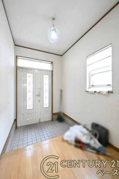北葛城郡広陵町大字平尾の中古一戸建の玄関|■現地撮影写真■ すっきりとした明るい玄関が家族・お客様をお出迎えします。