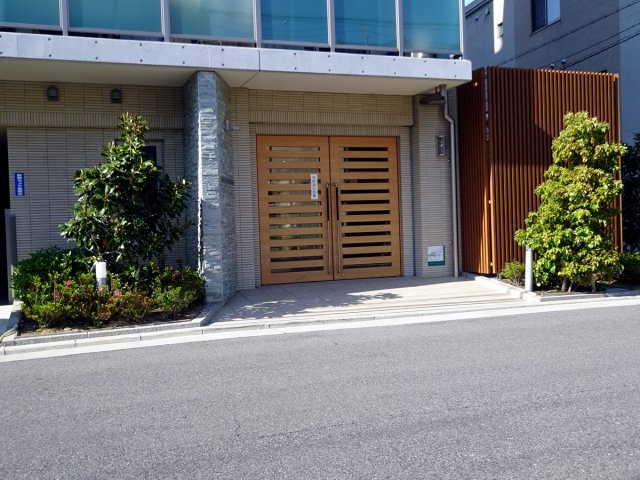 ラ・シャルム西宮本町のエントランス
