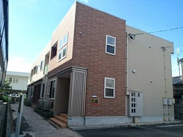 富山市牛島本町２丁目のアパートの外観
