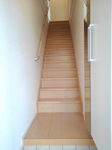 富山市大泉東町１丁目のアパートの玄関