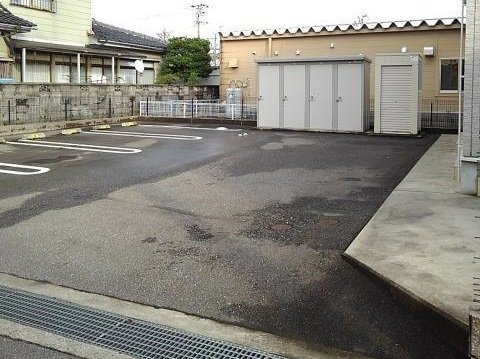 富山市大泉東町１丁目のアパートの駐車場
