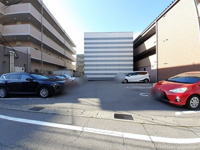 富山市神通本町１丁目の賃貸マンションの駐車場