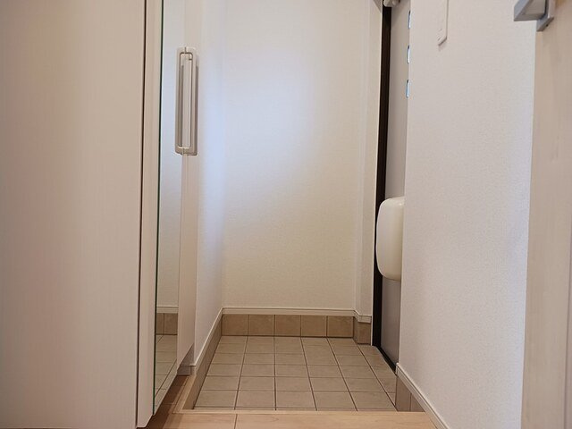 富山市本郷町のアパートの玄関
