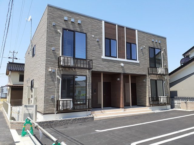 富山市四方荒屋のアパートの外観