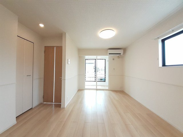 富山市四方荒屋のアパートの居間・リビング