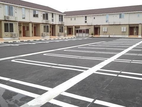 富山市赤田のアパートの駐車場