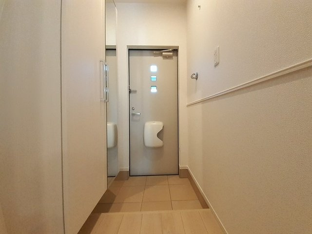 富山市北代のアパートの玄関