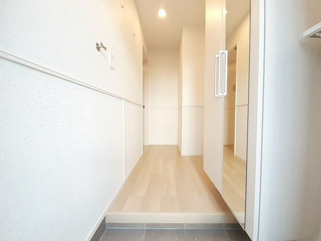 富山市本郷町のアパートの玄関