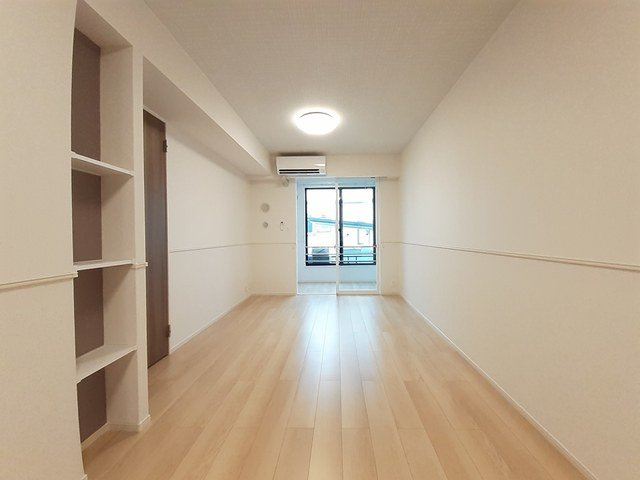 富山市本郷町のアパートの居間・リビング
