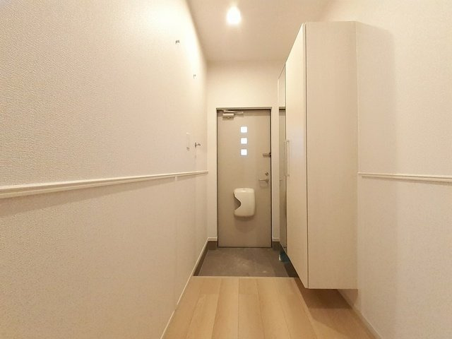 富山市本郷町のアパートの玄関