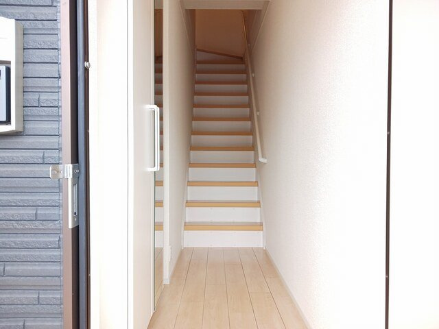 富山市赤田のアパートの玄関