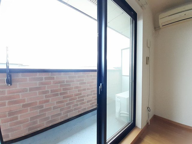 富山市太郎丸本町２丁目のアパートのバルコニー