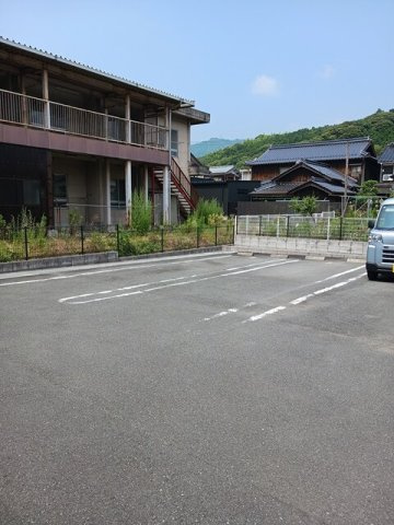 メゾン　ド　フォー　ユーの駐車場