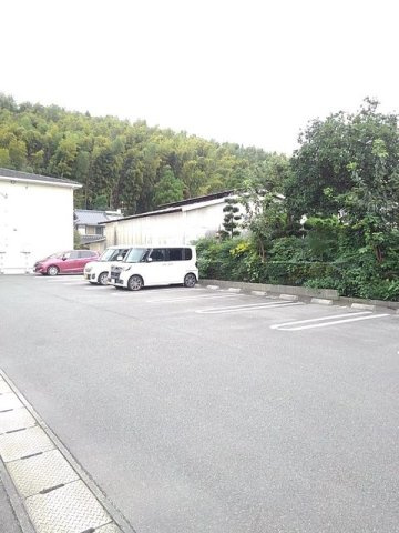ルナ　フィオーレの駐車場