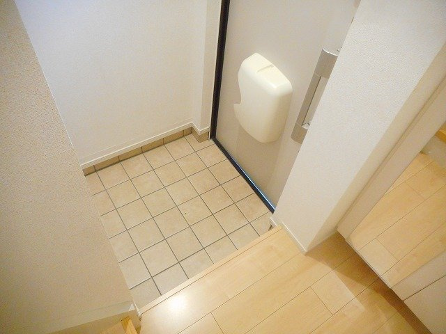 フィオーレ３０２の玄関