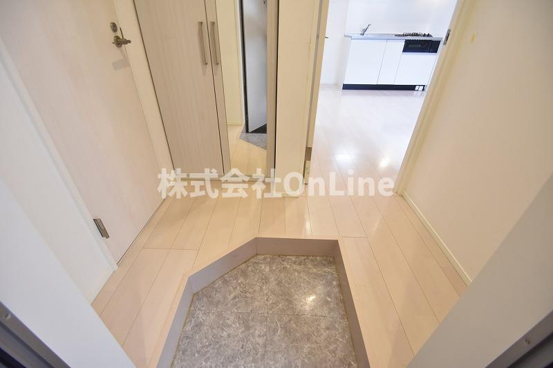 東大阪市花園東町１丁目のアパートの玄関