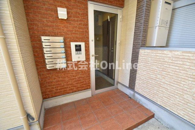 東大阪市花園東町１丁目のアパートのエントランス