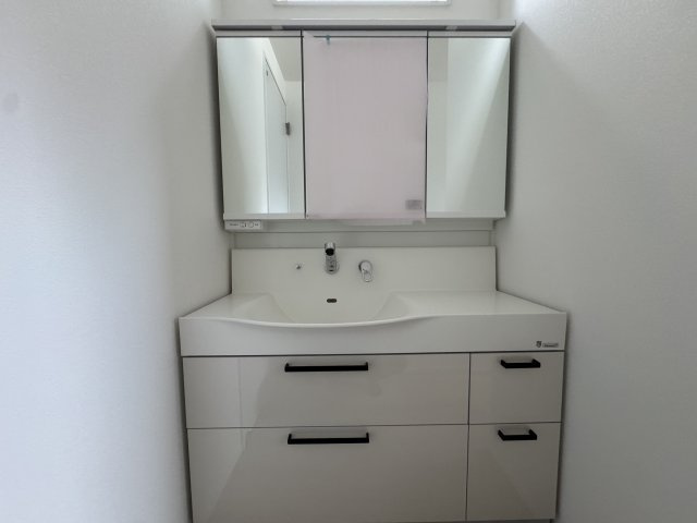 清和4丁目新築建売１期１号の独立洗面台|独立洗面台、小物を置くことができて便利です