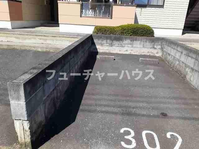 サンクレストの駐車場|車をお持ちの方に嬉しい駐車場付きの物件です