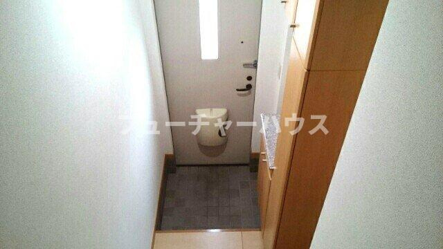 ソレイユＡの玄関|収納もある玄関です