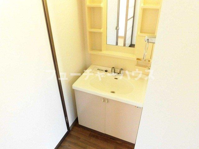 メゾンエクセルの洗面所|明るい洗面所です