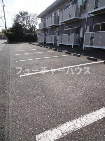 ニュープレイスの駐車場