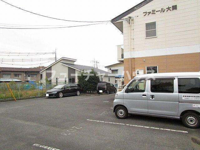 ファミール大関の駐車場