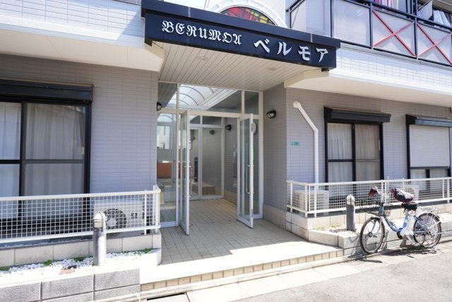 ベルモアのエントランス|ゆとりのあるエントランスです