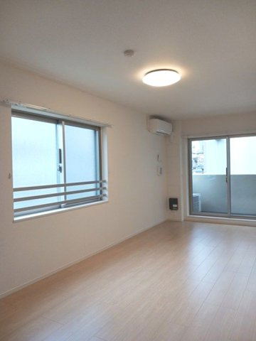 メゾン　アイティー　キングの居間・リビング|二面採光角部屋で明るいお部屋です