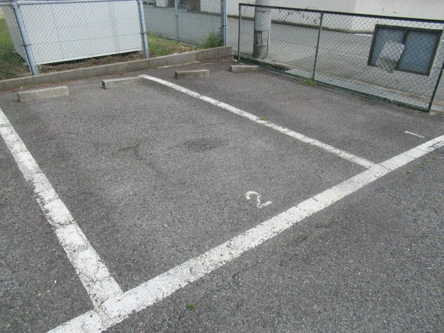 明石市魚住町鴨池のハイツの駐車場