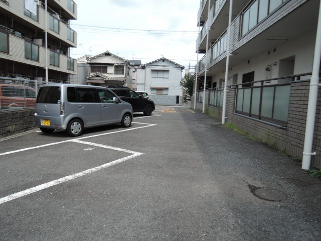 ファミールシーダの駐車場