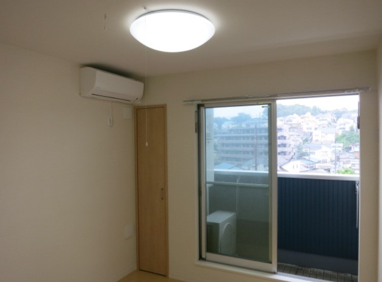 横浜市中区山元町１丁目のアパートの居間・リビング