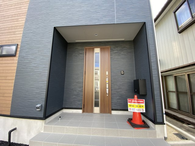 【いわき市泉町下川第9】　1号棟　※必ずもらえる選べるキャンペーン実施中！の玄関|◆玄関の写真です◆
お洒落な玄関からの外出は気分が良いですね♪　　玄関床タイルは、掃除がしやすく、表面はノンスリップ仕上なので、雨の日 もすべりにくくて安心です。




